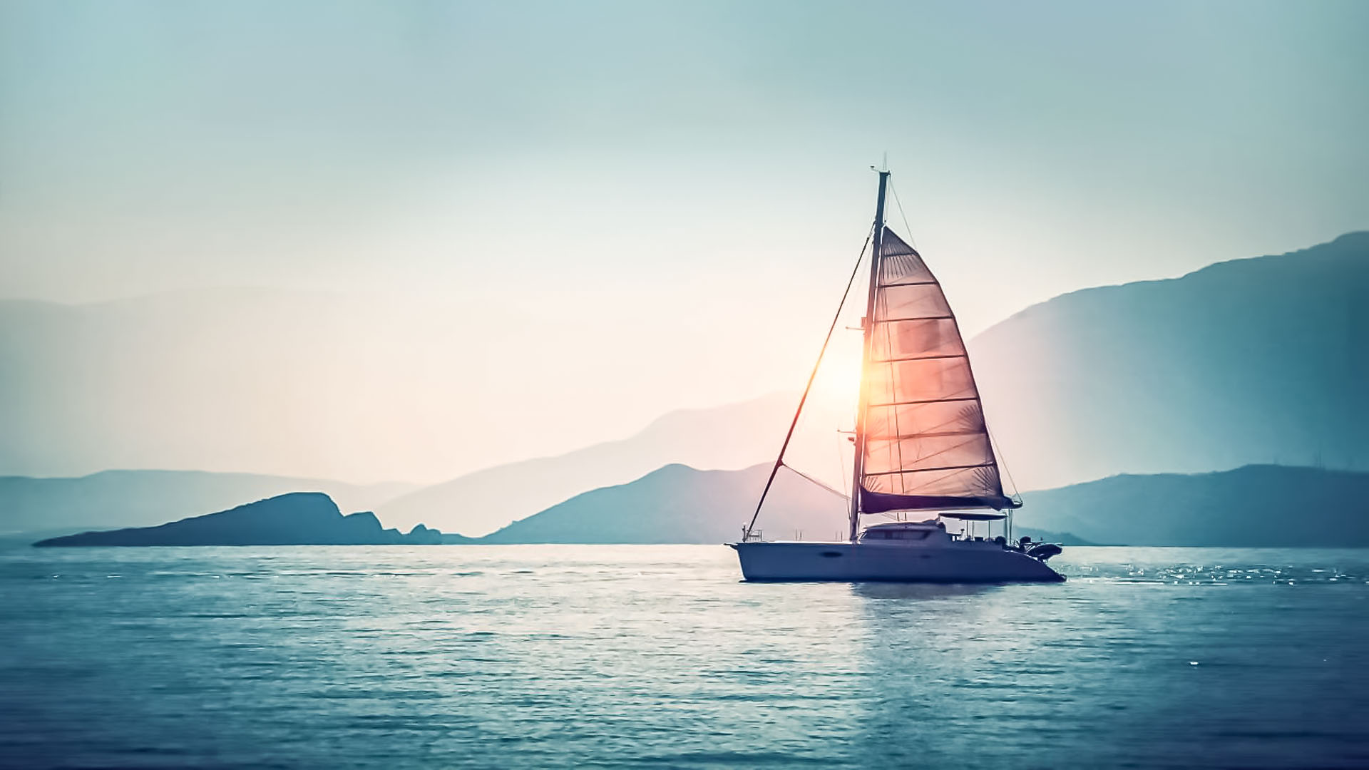 Barca a vela al tramonto